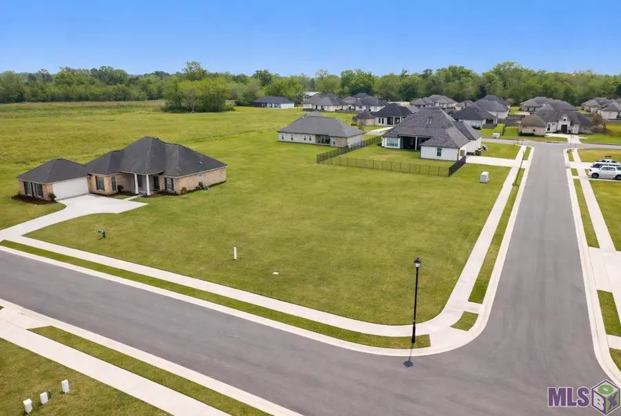 8061 Stoneshire Dr, Central, LA 70818 - #2