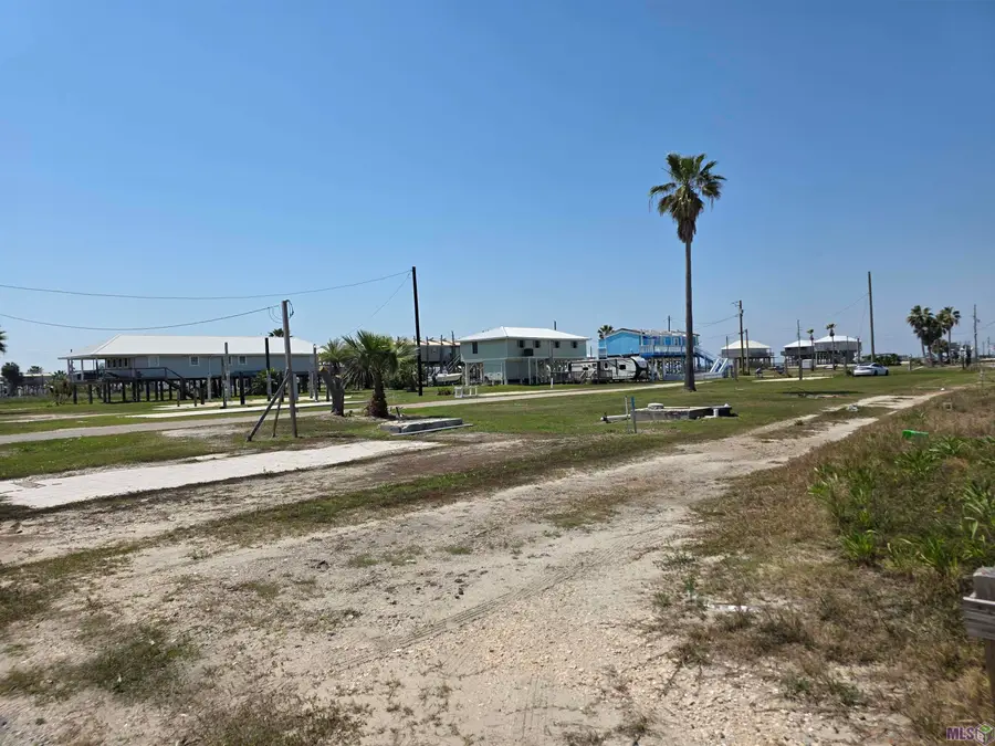 166 W Central Ave, Grand Isle, LA 70358 - #2