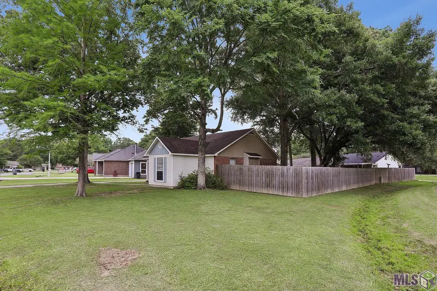 11136 Village Green Dr, Greenwell Springs, LA 70739 - #2