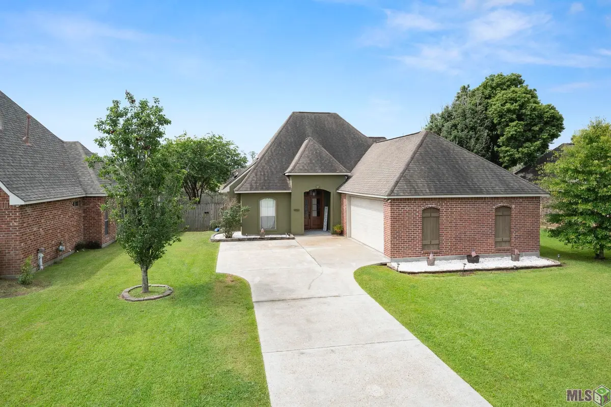 9050 Willow Point Dr, Denham Springs, LA 70726 - #1