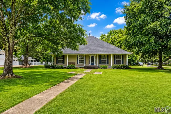 8232 Hermitage Dr, Denham Springs, LA 70726