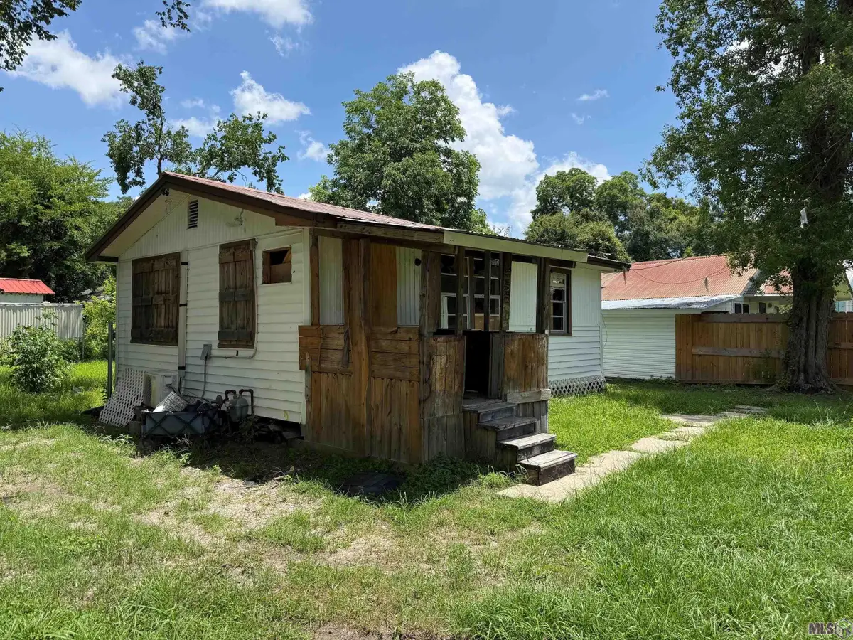 326 W Caroline St, Gonzales, LA 70737 - #1