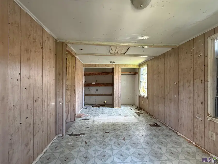 326 W Caroline St, Gonzales, LA 70737 - #3