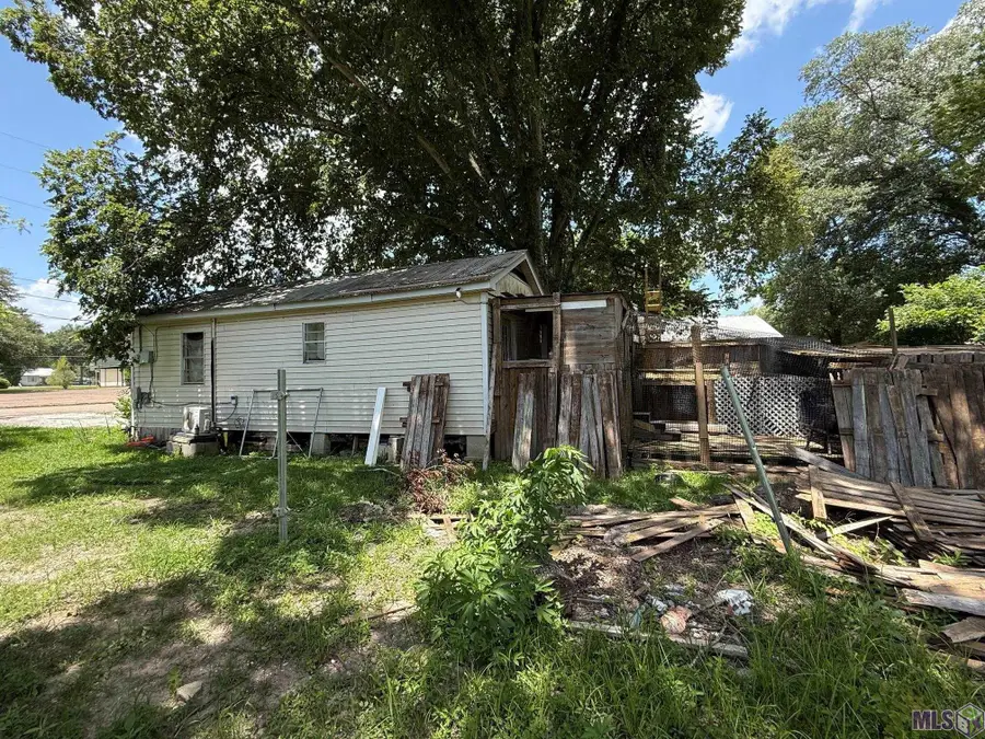406 W Caroline St, Gonzales, LA 70737 - #3