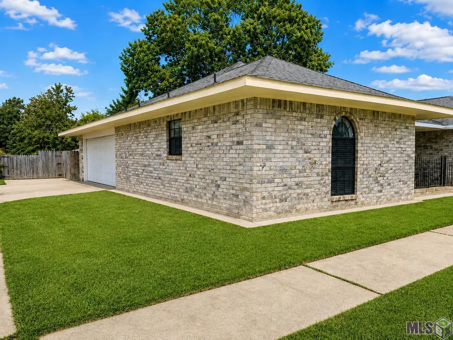 1022 N Janice Ave, Gonzales, LA 70737 - #2