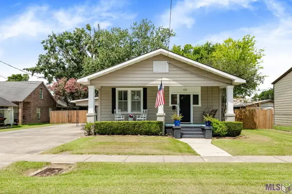 137 4th St, Port Allen, LA 70767