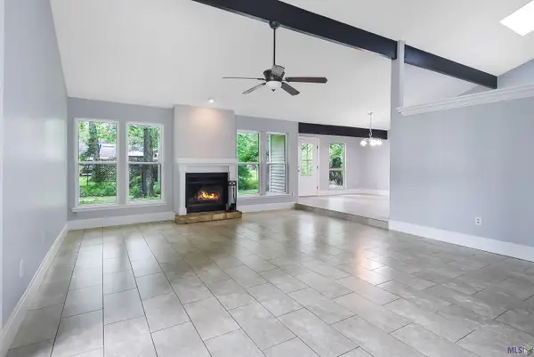 10560 Shadowlake Dr, Geismar, LA 70734