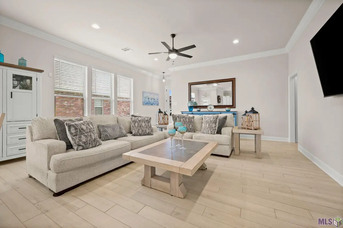 7044 Panama Canal Dr, Gonzales, LA 70737 - #1