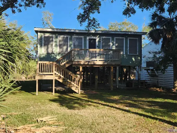 176 Smith Ln, Grand Isle, LA 70358