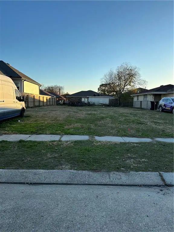 8512 N Regiment Drive, Chalmette, LA 70043