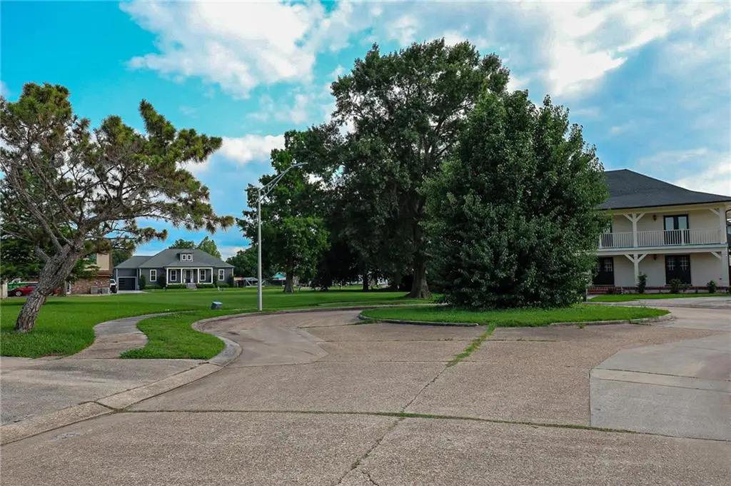 62 W Queens Court, Chalmette, LA 70043 - #1