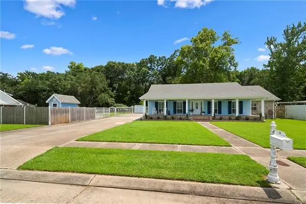 9 South Lake Court, Violet, LA 70092
