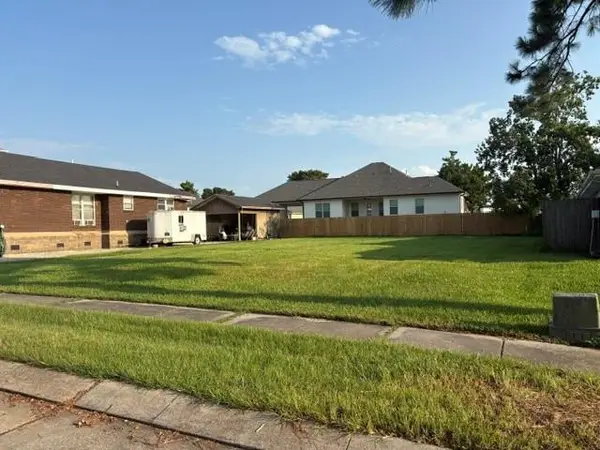 8421 Fairfax Drive, Chalmette, LA 70043