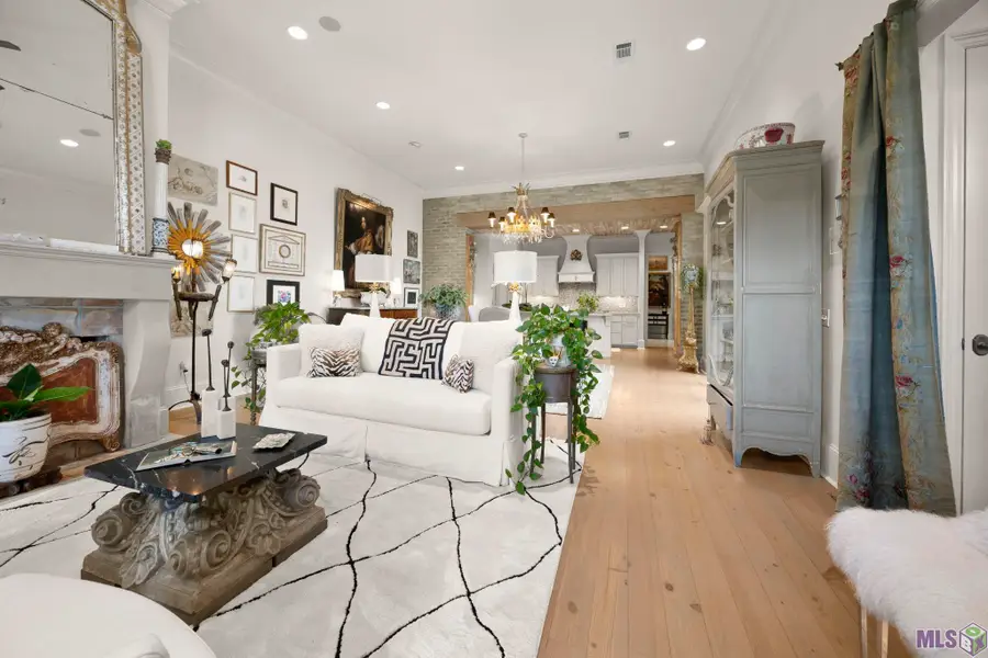 2237 Perkins Ln, Baton Rouge, LA 70808 - #2