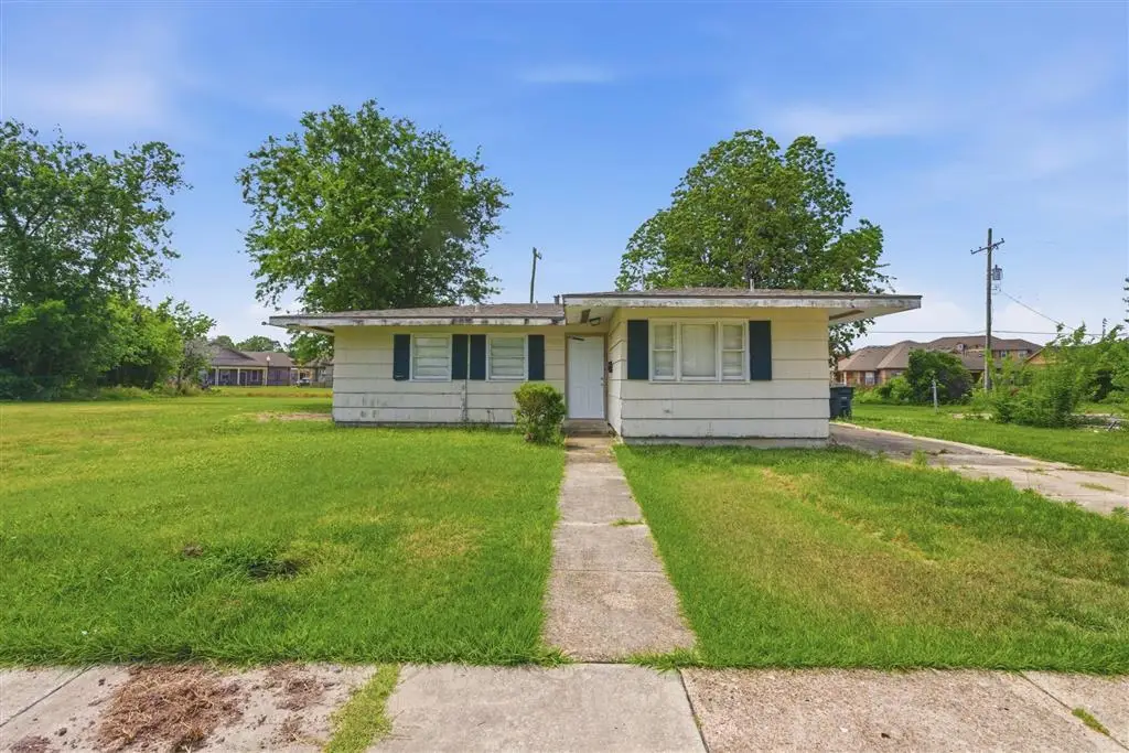2334 S Roosevelt Street S, Lake Charles, LA 70607 - #1