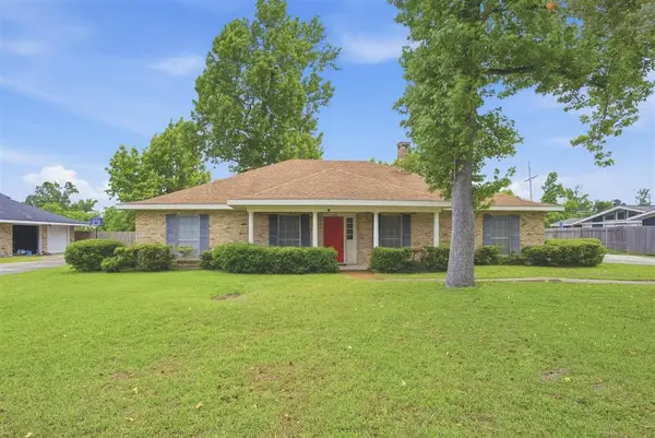 1249 Bayouwood Drive, Lake Charles, LA 70605
