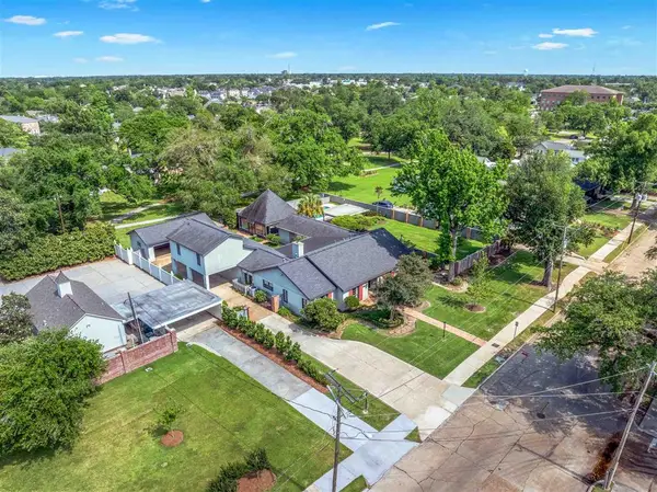 1415 Foster St, Lake Charles, LA 70601-5811