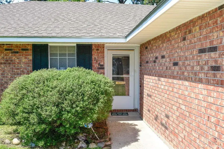 718 E Division, Jennings, LA 70546 - #2