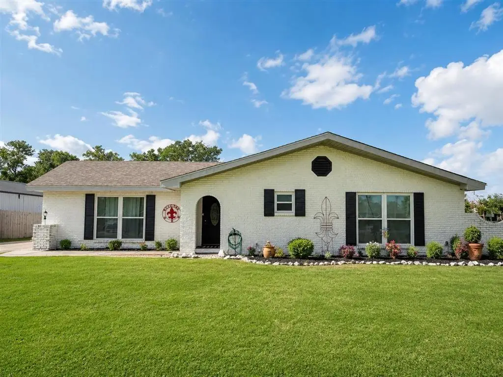 106 E Wayside Drive E, Westlake, LA 70669 - #1