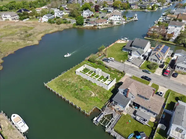 Address Withheld By Seller, Babylon, NY 11702