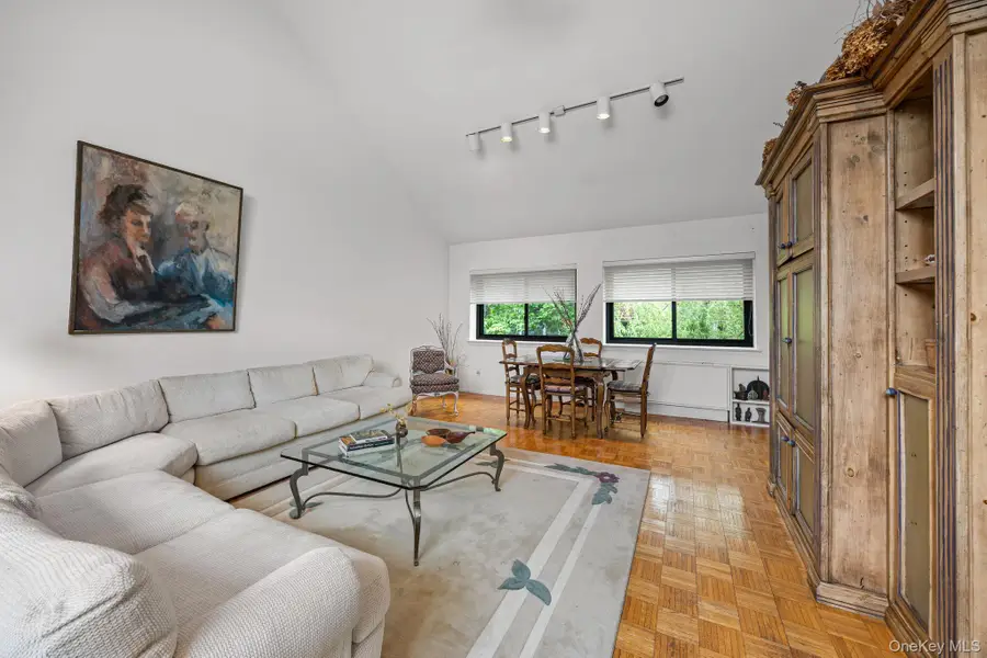 21 Canterbury Road #15, Great Neck, NY 11021 - #3