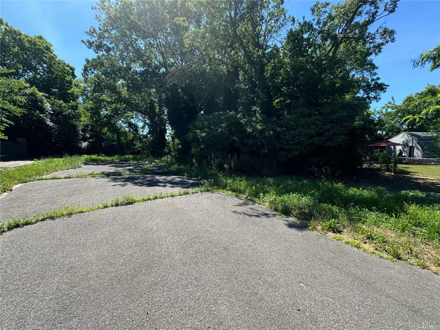 215 Cortland Street, Copiague, NY 11726 - #3