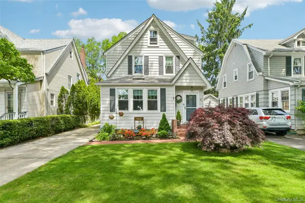 5 Bluebell Court, Garden City, NY 11530