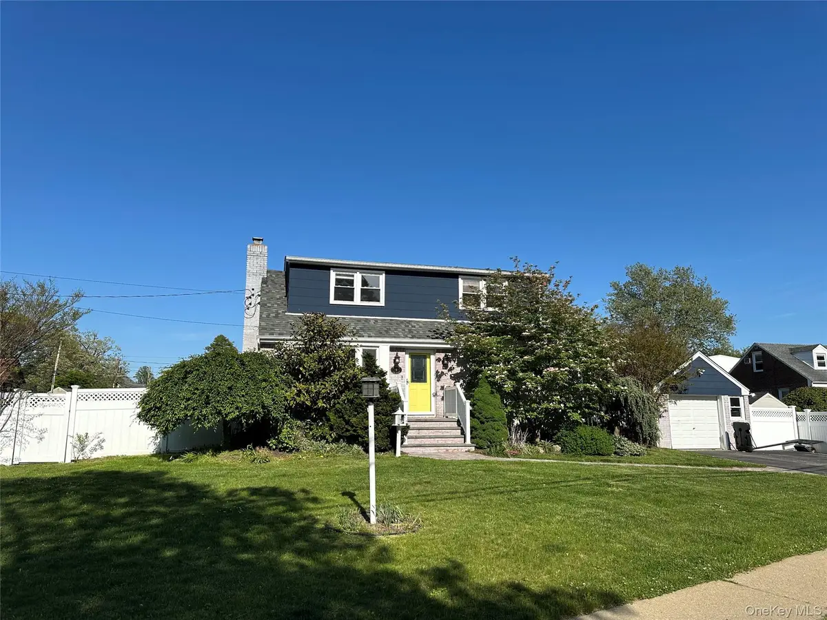 6 Lake Avenue, Merrick, NY 11566 - #1