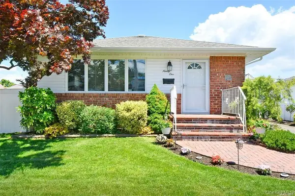 91 Pollok Place, Hicksville, NY 11801