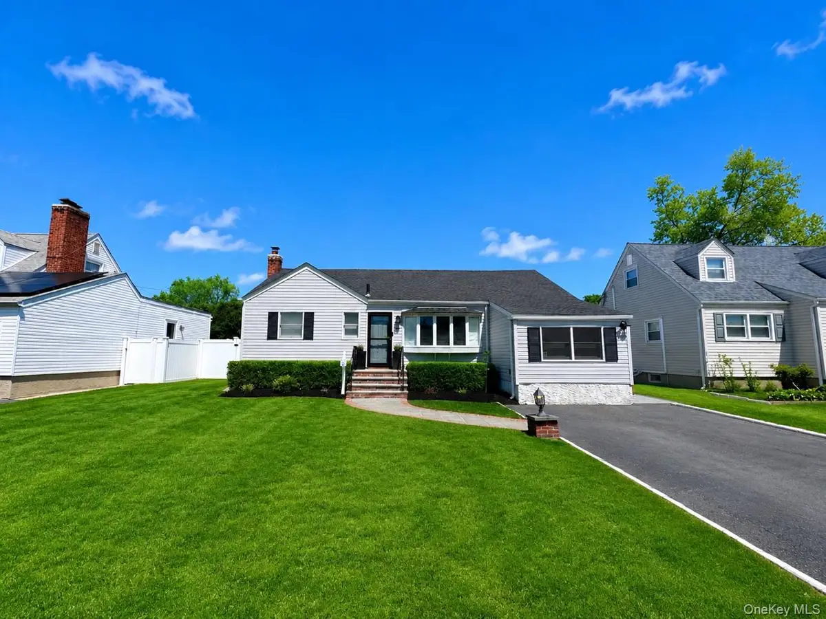 17 Shelly Court, Plainview, NY 11803 - #1