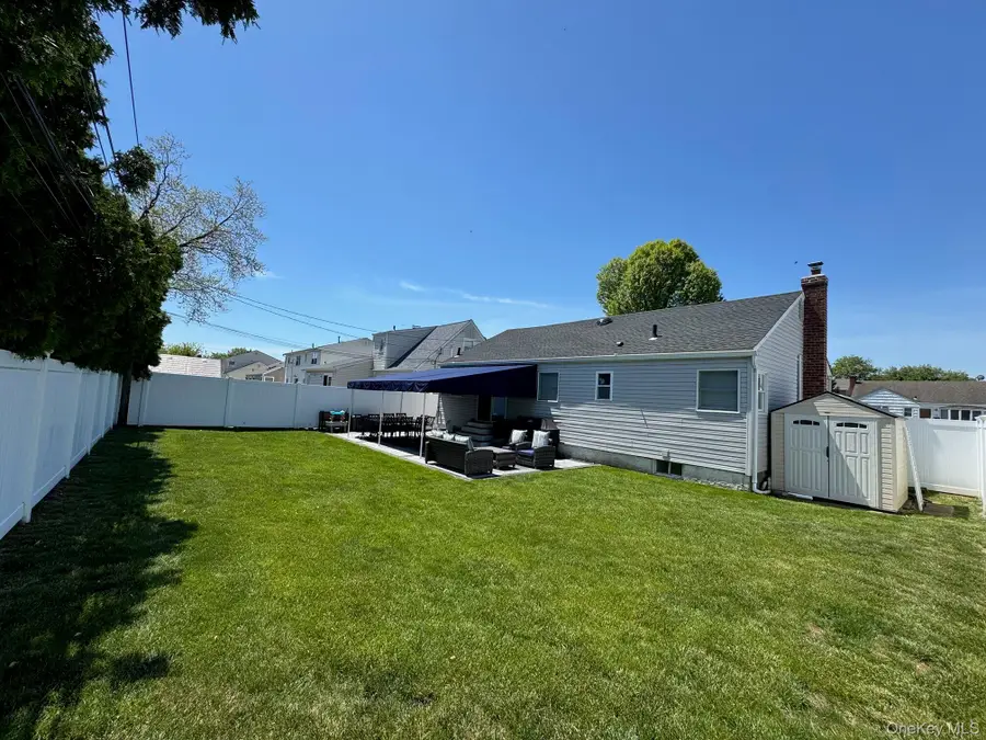 17 Shelly Court, Plainview, NY 11803 - #2