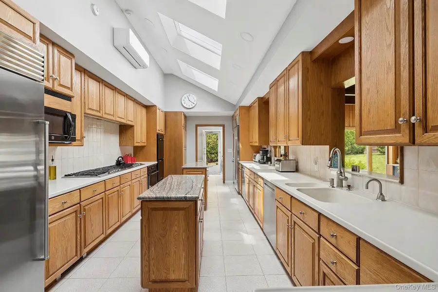 9 Dove Lane, Bay Shore, NY 11706 - #3