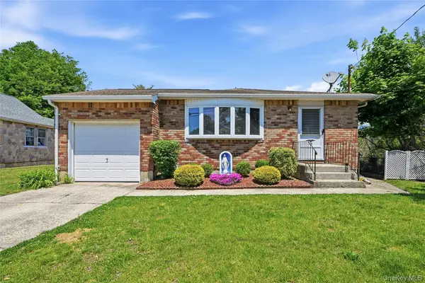 98 Evergreen Avenue, Bethpage, NY 11714