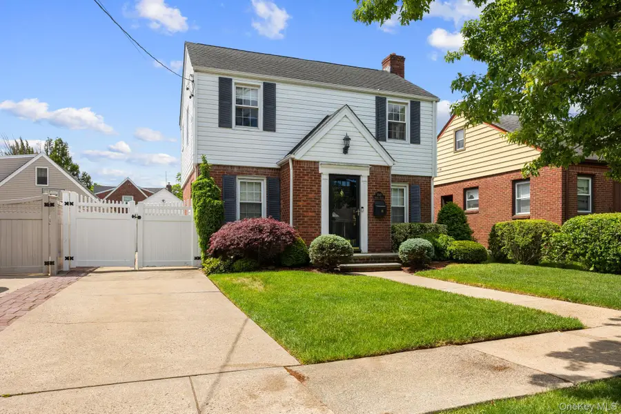 1049 Admont Avenue, Franklin Square, NY 11010 - #3