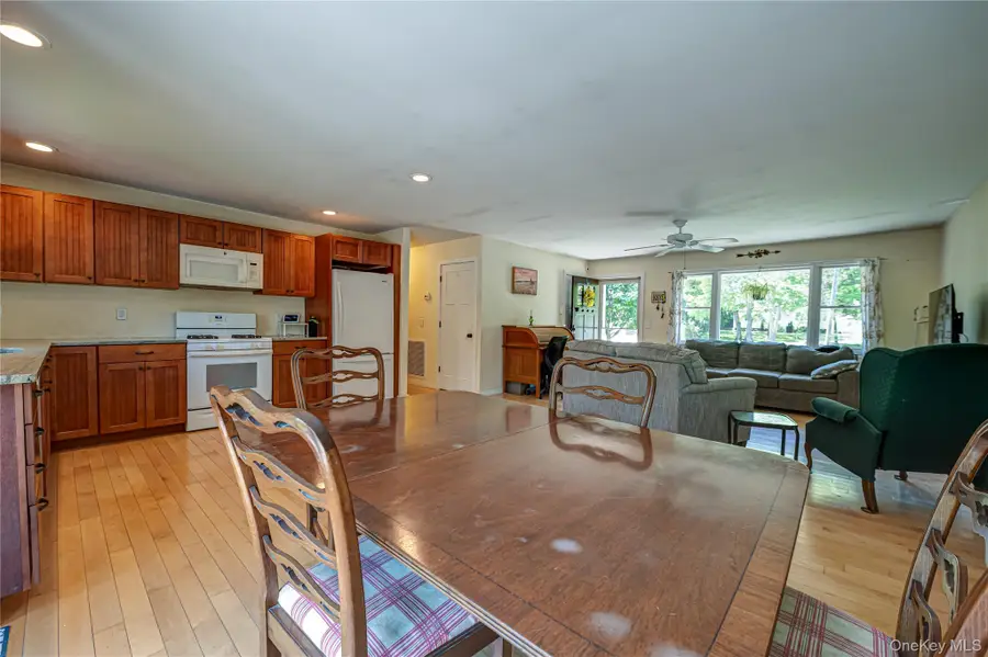 37 Crescent Bow, Ridge, NY 11961 - #3