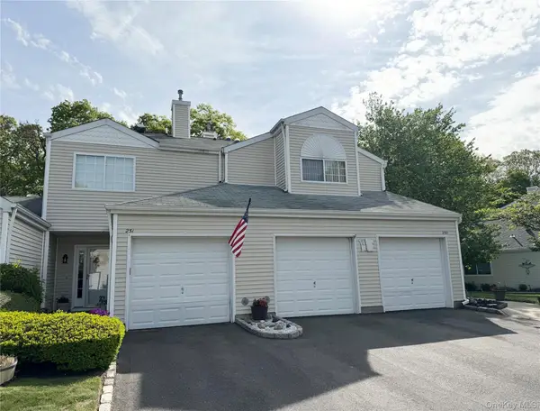 252 Barn Swallow Court, Manorville, NY 11949