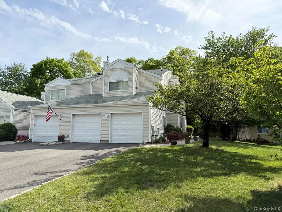 252 Barn Swallow Court, Manorville, NY 11949 - #2