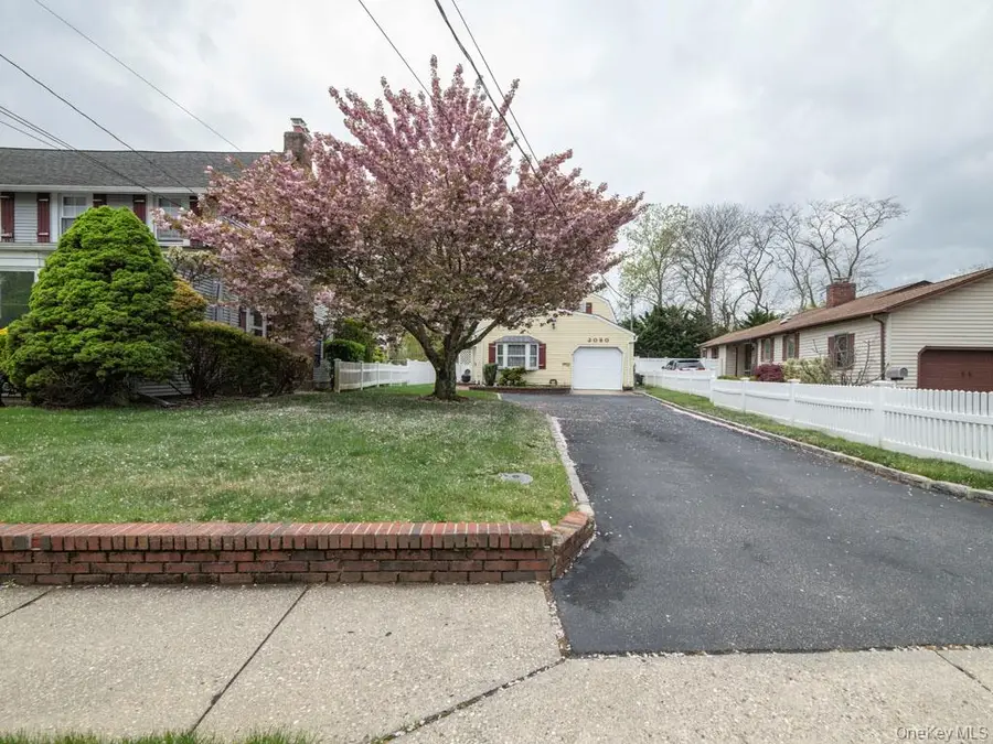 2080 Seamans Neck Road, Seaford, NY 11783 - #2