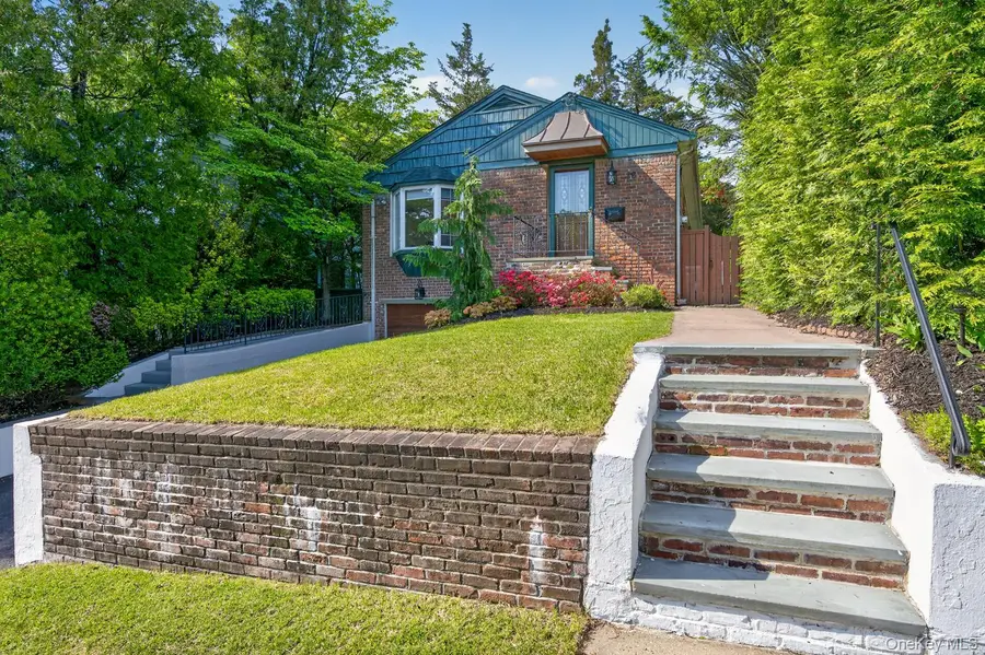 16 Warwick Place, Port Washington, NY 11050 - #2