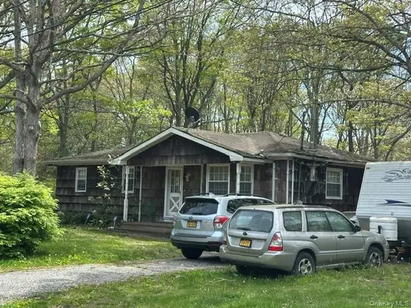 358 S Service Road, Center Moriches, NY 11934