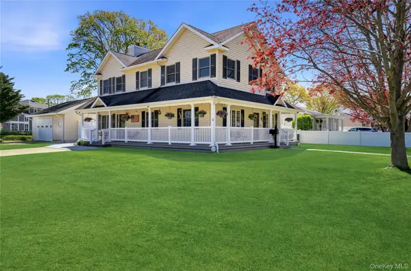 93 Meroke Lane, East Islip, NY 11730