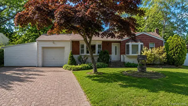 3 Hickory Place, Bay Shore, NY 11706