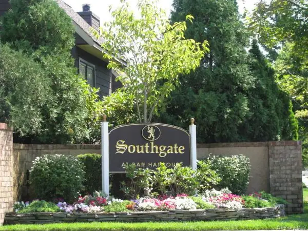 174 Southgate Crescent, Massapequa Park, NY 11762