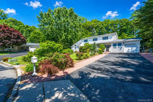 7 New Jersey Court, Dix Hills, NY 11746