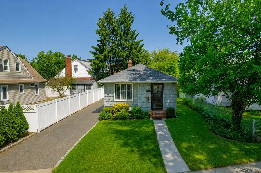 26209 E Williston Avenue, Floral Park, NY 11001 - #2
