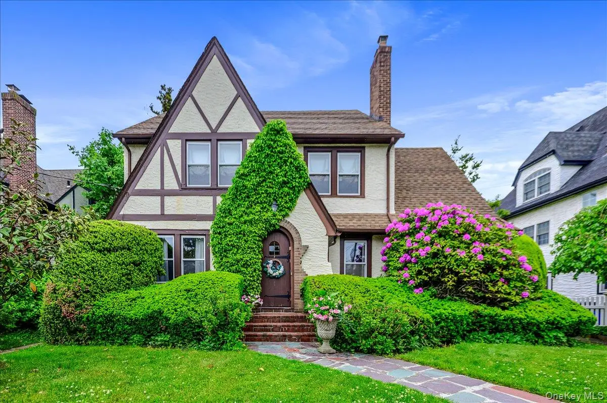 11 Demott Avenue, Rockville Centre, NY 11570 - #1