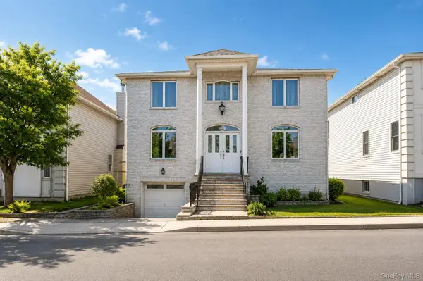 34 Putters Ct, Staten Island, NY 10301