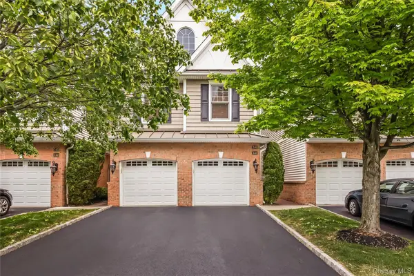 246 Roosevelt Way #11103, Westbury, NY 11590