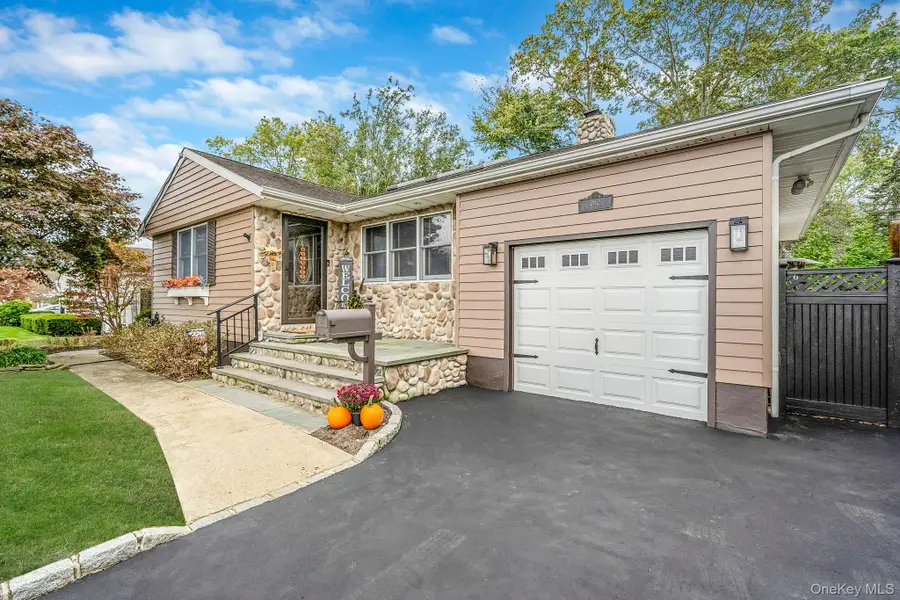 262 W 9th Street, Deer Park, NY 11729 - #2