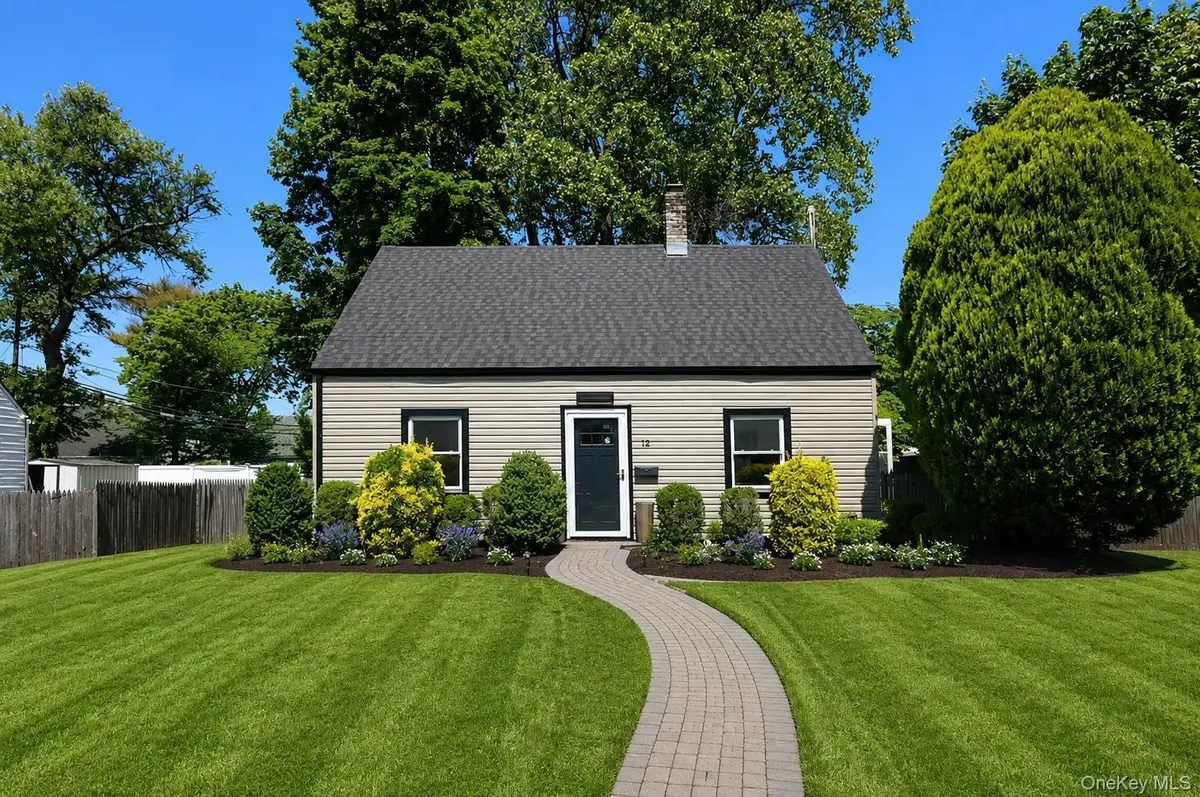 12 Garland Lane, Westbury, NY 11590 - #1